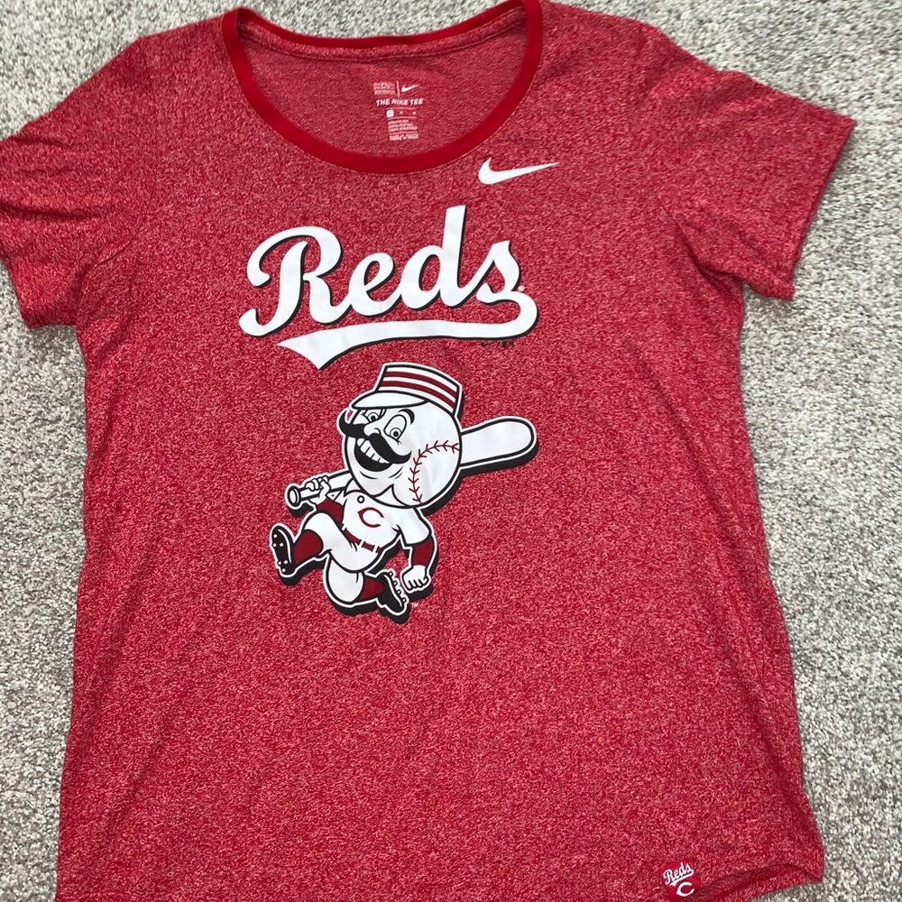 Cincinnati reds t-shirt